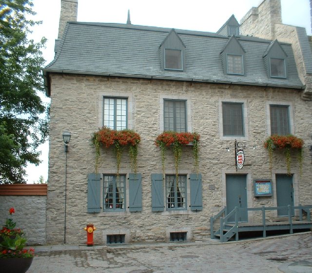 La maison Gosselin est situe au 21, 
			rue	Sous Le Fort (ou 32, rue March Champlain), Place Royale, Qubec. (Andr Gosselin)